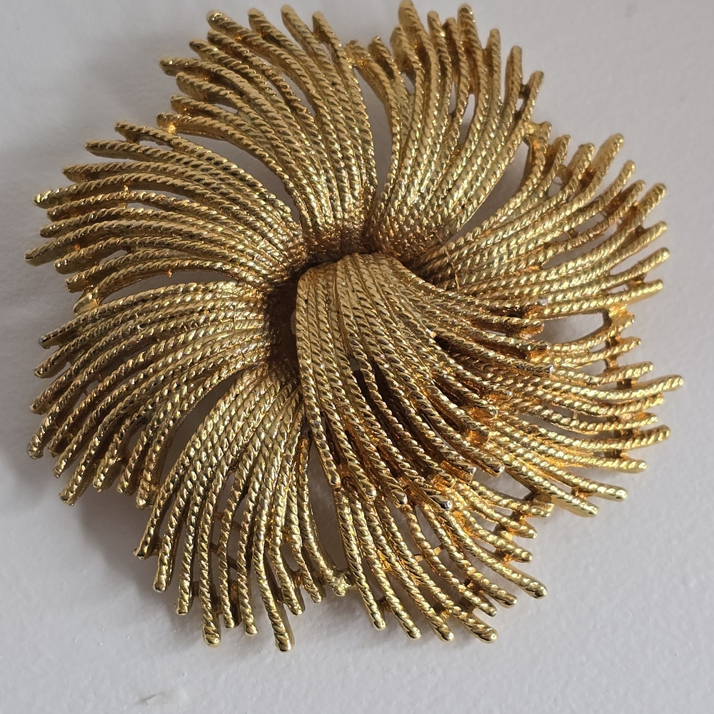 Vintage Celebrity NY Brooch – Gold Tone Swirl Rope Textured Statement Pin – 1960
